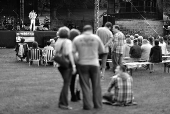 Koncert českého Elvise v klášterní zahradě. Spokojenost na pódiu i pod ním 