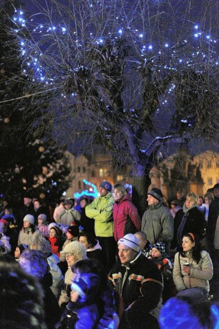 Na broumovském náměstí se včera večer rozsvítil městský vánoční strom