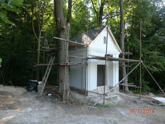 V Šonově u Broumova opravili kapličku. Koncem srpna dokončí Dům pro seniory 