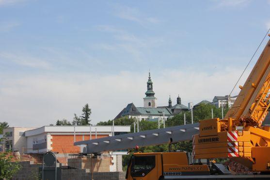 Lávka z Manor House k Hotelu Veba je na svém místě 