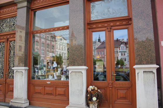 Prodejna svíček Slunce se přestěhovala na broumovské náměstí 