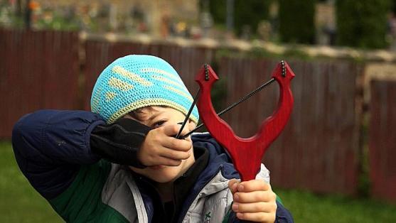 Červený balónek po Policku 