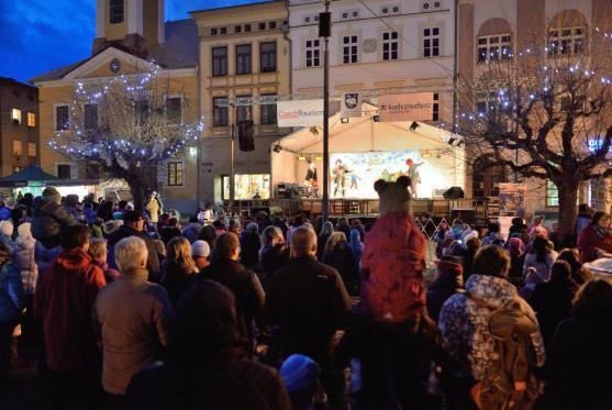 Rozsvícení vánočního stromu v Broumově si nenechaly ujít stovky lidí 