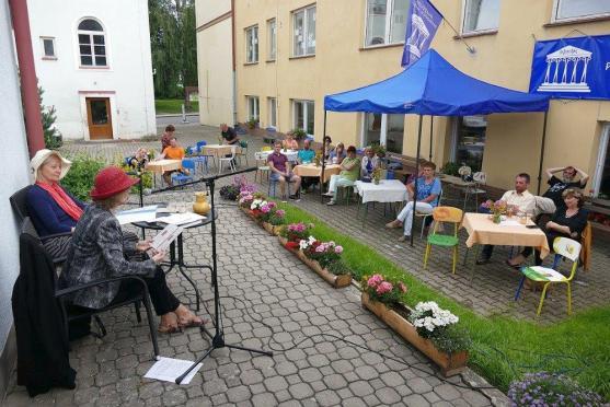 Na Nové terase v Polici nad Metují představuje průřez svou tvorbou výtvarnice Kateřina Černá 