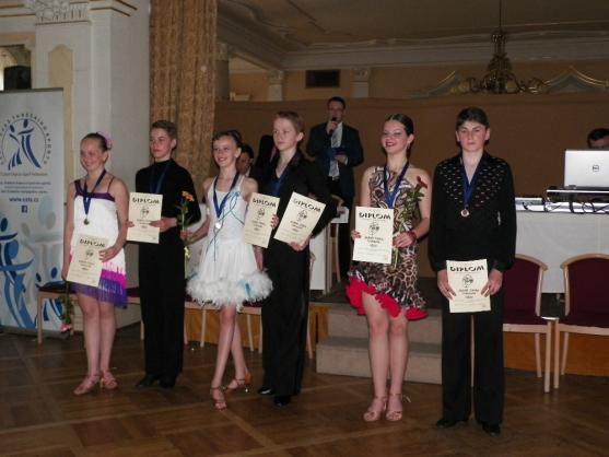 Broumovské taneční páry se zúčastnily dvou soutěží. Vzorně reprezentovaly město a domů si odvezly cenné kovy 