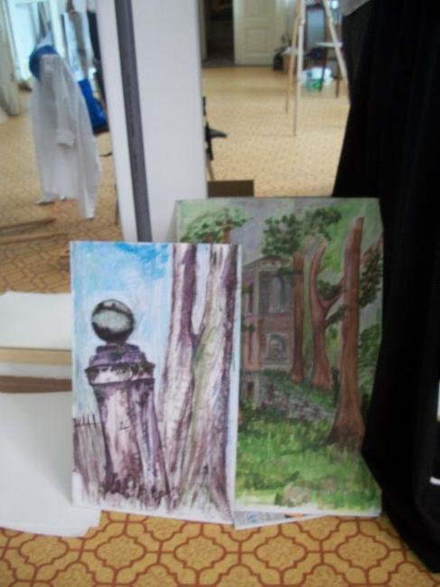 V altánu v broumovské klášterní zahradě jsou vystaveny malby z výtvarného plenéru 