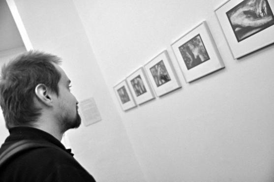 V broumovském Klubu ROK vystavuje své olejotisky Rostislav Krámský 