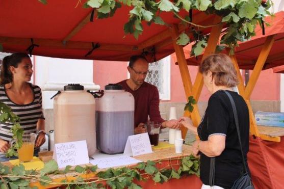 Trhy a burčák přilákaly do kláštera několik stovek návštěvníků 