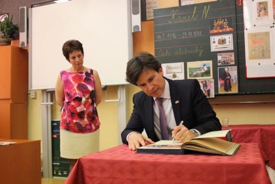 Americký velvyslanec v Broumově navštívil klášter, Masarykovu základní školu a undergroundový klub Eden