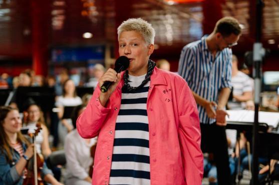 Při koncertním benefičním turné po nádražích muzikanti z Police Symphony Orchestra vybrali pro Plešouny přes sto tisíc korun 