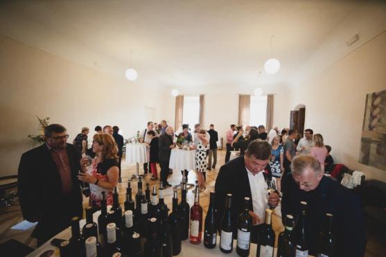 Dobročinnost a skvělé víno – všeho bylo v broumovském klášteře dosti…