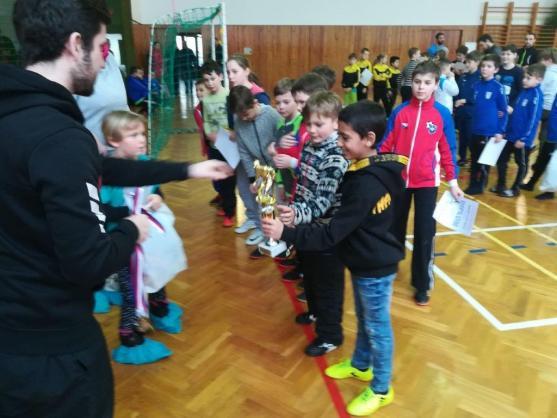 Starší přípravka Slovanu Broumov ukořistila na turnaji ve Vamberku tři poháry 