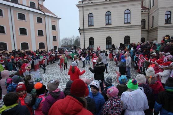 "Vítáme všechny, kdo se necháte rádi předvánočně naladit. Letos se tu scházíme již jedenáctým rokem!"