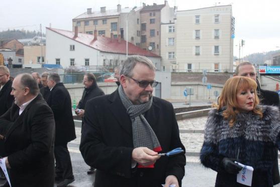 Nový kruhový objezd urychlí průjezd městem. Při slavnostním otevření se všichni shodli, že Náchod obchvat města potřebuje