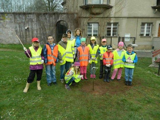 Děti z jetřichovské školy se připojily k jarnímu úklidu Broumovska