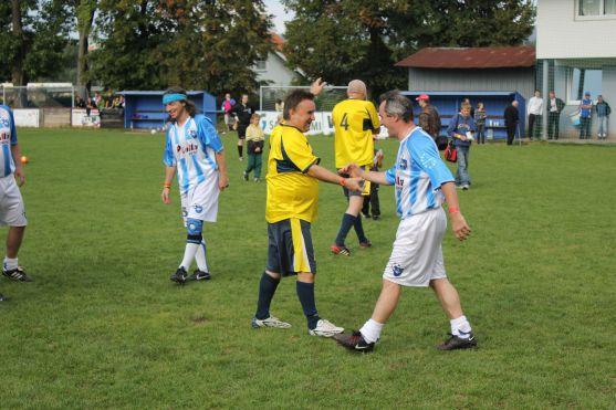 Tým fotbalových legend a herců Arabela pobavil broumovské publikum