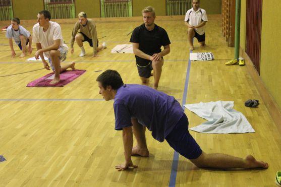 Broumovští fotbalisté se připravují na záchranu v krajském přeboru. Cvičí i jógu