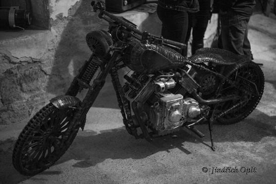 Výstavu Okuje ještě žhavé v undergroundovém klubu Eden uvedl básník Jaroslav Erik Frič