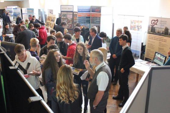 V Náchodě se konala prezentace škol a zaměstnavatelů. Význam setkání ocenil i hejtman Lubomír Franc