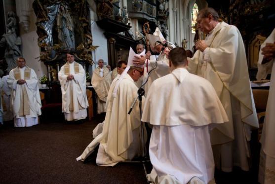 Nový želivský opat převzal požehnání z rukou královéhradeckého biskupa