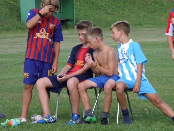 Broumovské mladší žáky na soustředění potrénoval bývalý fotbalový ligový brankář Karel Podhajský