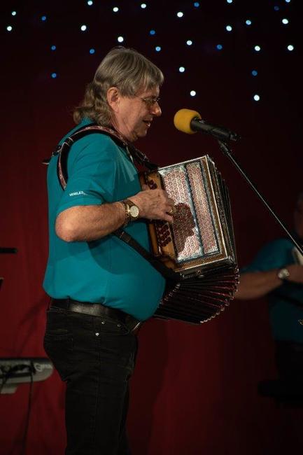 Veselá trojka potěšila zaplněný sál Střelnice