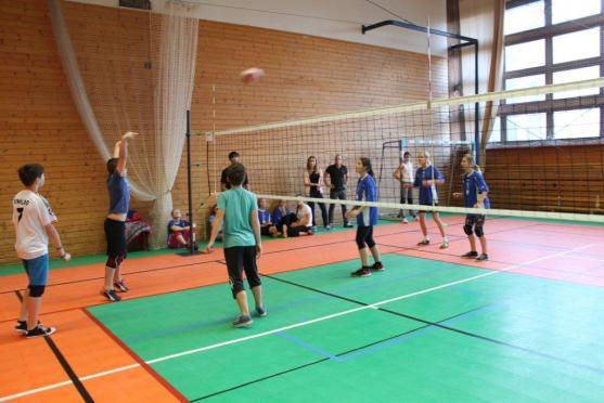 Další turnaj barevného volejbalu se hrál v Broumově
