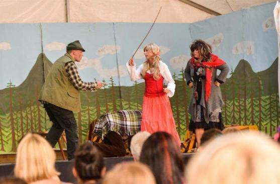 Malé letní divadlení: Je libo pohádky z Krkonoš nebo hradní crazy komedii?