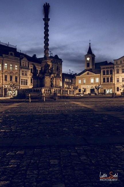 Noční Broumov na fotografiích Lukáše Sokola