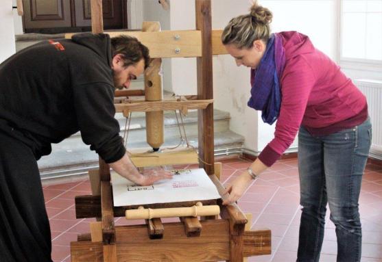 Jarní novinky v broumovském klášteře: knihtisk a historické zážitkové dílny