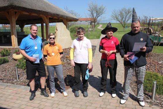 Golfisté z Grosshofu vybrali přes tři tisíce korun na broumovský psí útulek