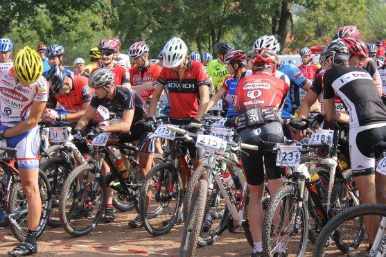 Na start cyklistického závodu Okolo Broumova se postavilo 194 závodníků