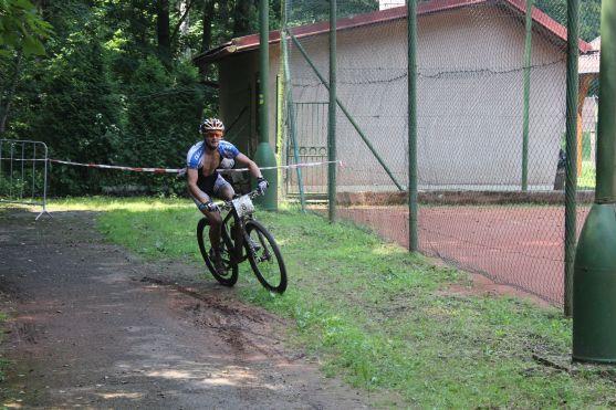 MTB TRILOGY: Po prologu a 1. etapě vede Hruška, druhý Vokrouhlík jel závěr etapy bez sedla