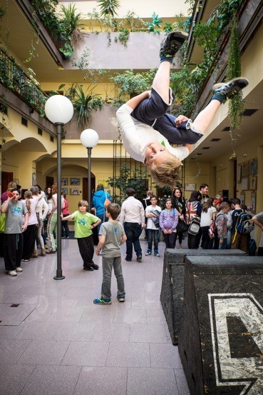 Mladí parkouristé - freeruneři z polického Sokola na promo akci v Poslanecké sněmovně