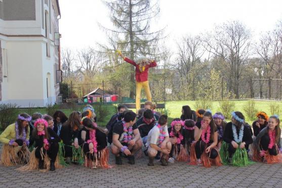 Vzpomínky jim nikdo nevezme. Studenti gymnázia se rozloučili se školou a spolužáky