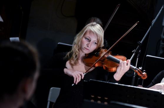 Další Benefiční koncert Police Symphony Orchestra. Po Hvězdě tentokrát v klášterní zahradě 