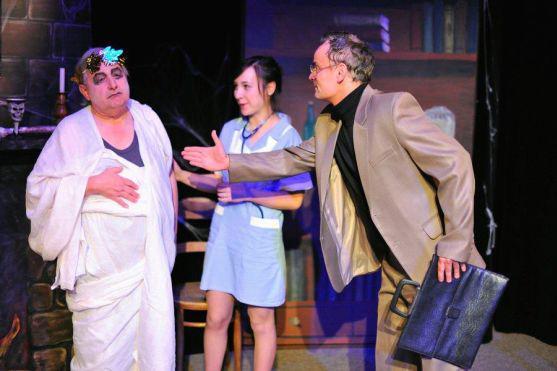 Nový soubor Divadlo Broumov se o víkendu dvakrát představil s hrou Hrobka s vyhlídkou