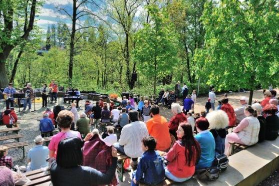 Prosluněné sváteční odpoledne v parku Alejka 