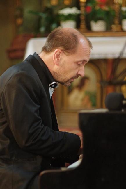 Pavel Šporcl nadchl zaplněný kostel sv. Michaela. Devátý ročník festivalu Za poklady Broumovska byl rekordní v návštěvnosti i výši dobrovolného vstupného 