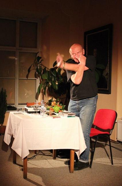 Písně Petra Nováka a vyprávění Jiřího Černého dojaly klášterní Kreslírnu 