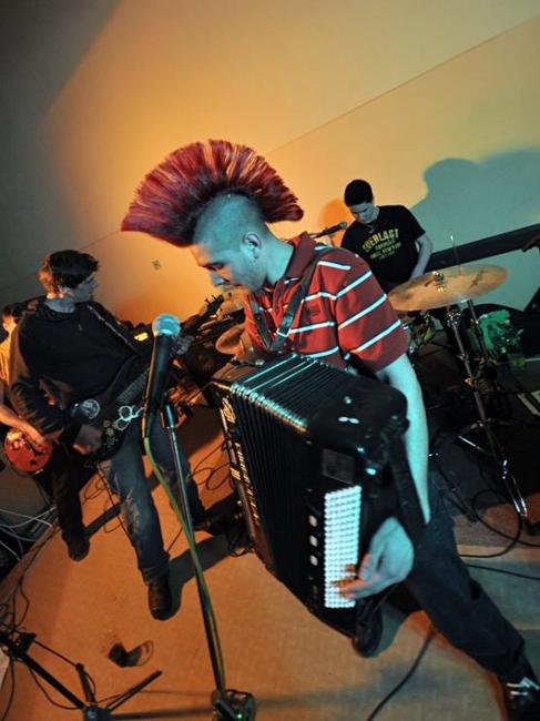 Na festivalu miniRockTrencle debutovala broumovská kapela Hellmania 