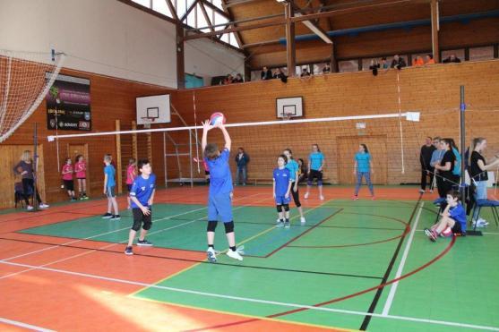 Volejbal si o víkendu v Broumově zahrálo 225 dětí