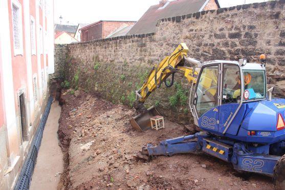 Pět měsíců stavebních prací v broumovském klášteře a jeho zahradě 