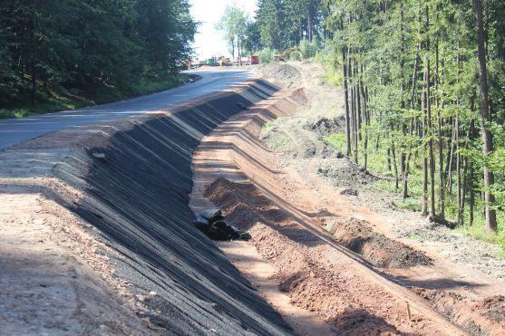 O víkendu stavbaři na silnici přes Pasa položili poslední asfaltovou vrstvu 