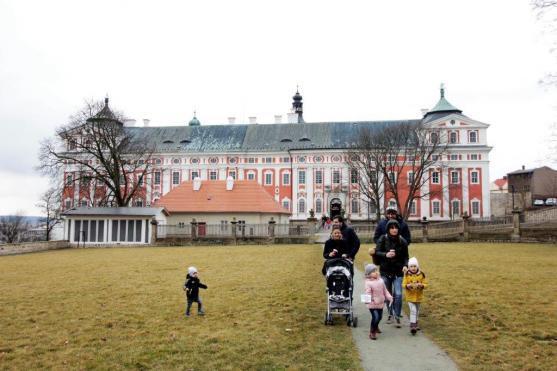 Hledání kuřátek v klášterní zahradě 