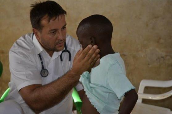 S lékařem Rastislavem Maďarem o humanitní misi do Malawi nad fotografiemi Jiřiny Mužíkové 