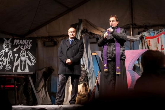 Počasí 1. adventní neděli nepřálo. Vánoční strom se ale rozsvítil 