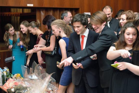 Na Plese města Broumova se kromě tance i žonglovalo. K vidění byla i UV show 