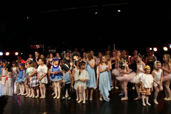 Koncert tanečního oboru ZUŠ Broumov oslavil 15 let práce učitelky a choreografky Heleny Ogriščenkové 