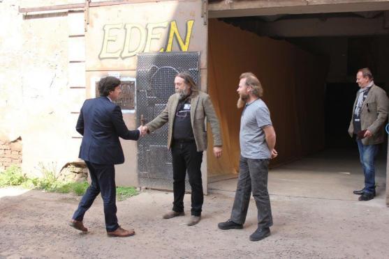 Americký velvyslanec v Broumově navštívil klášter, Masarykovu základní školu a undergroundový klub Eden